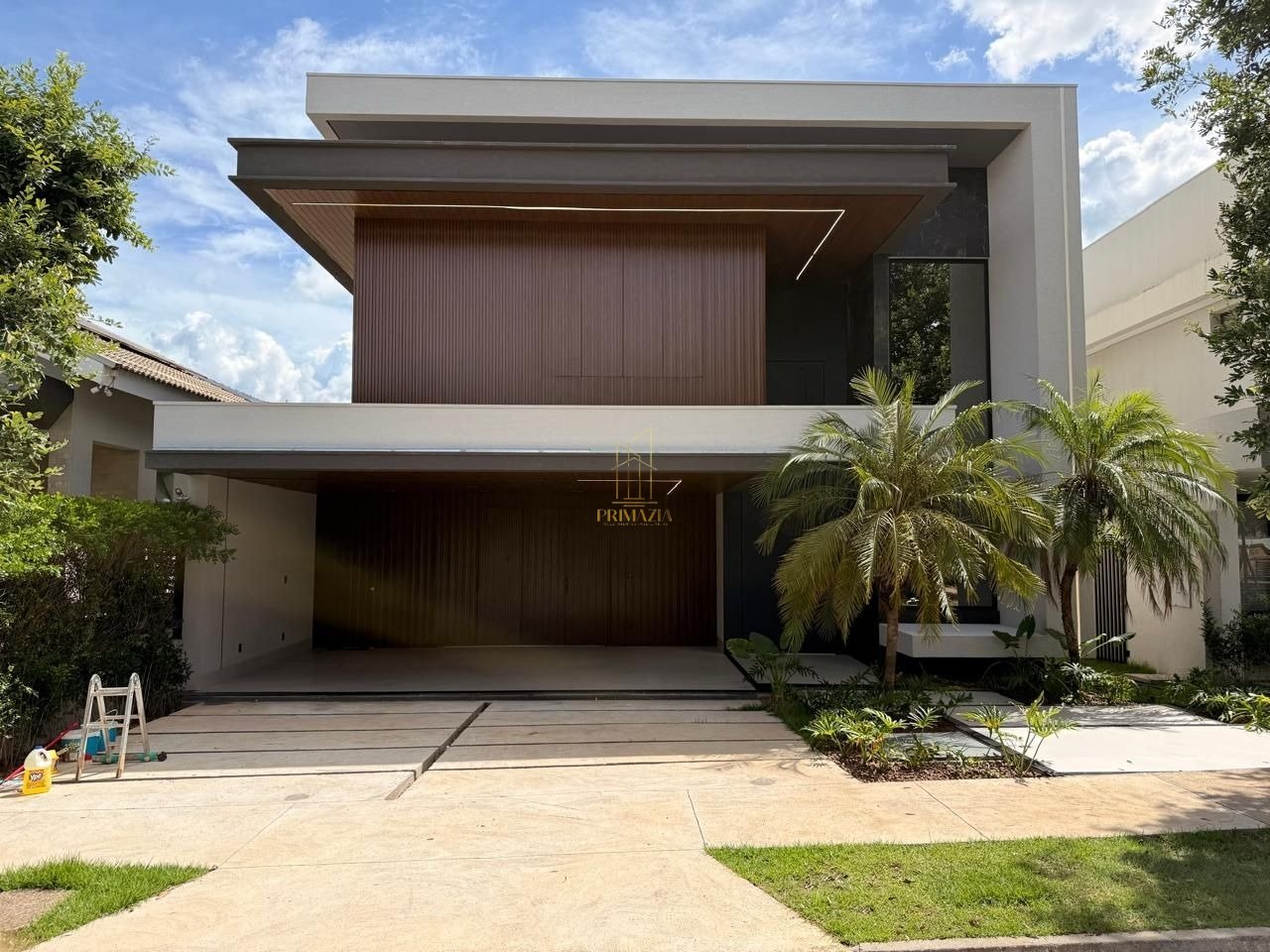 Casa de Alto Padrão à Venda no Condomínio Florais dos Lagos - Cuiabá | 5 Suítes, 462 m², Piscina Aquecida e Energia Solar