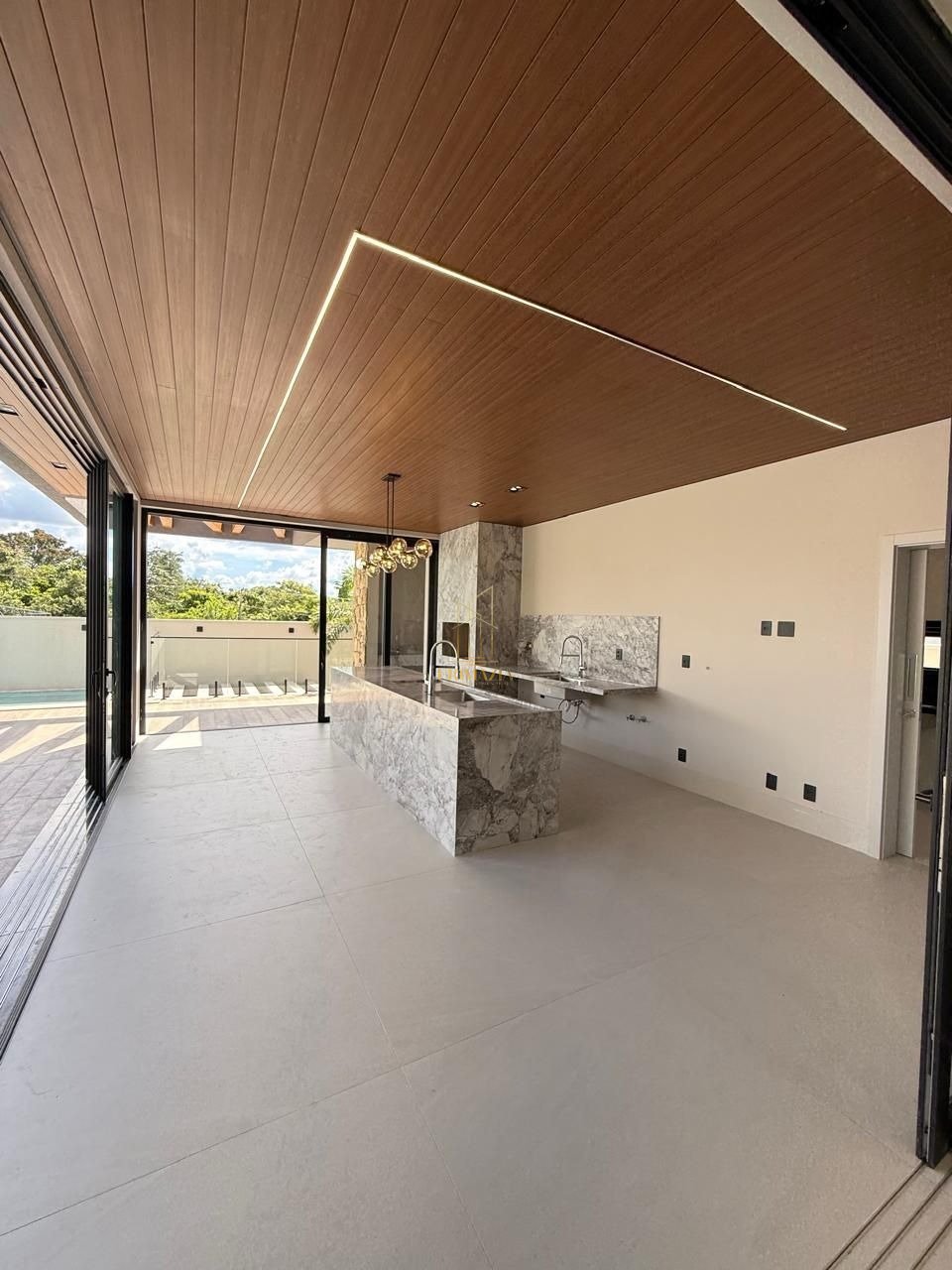 Casa de Alto Padrão à Venda no Condomínio Florais dos Lagos - Cuiabá | 5 Suítes, 462 m², Piscina Aquecida e Energia Solar — foto 6