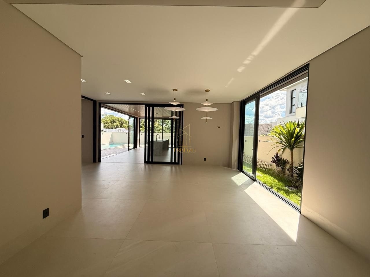 Casa de Alto Padrão à Venda no Condomínio Florais dos Lagos - Cuiabá | 5 Suítes, 462 m², Piscina Aquecida e Energia Solar — foto 3