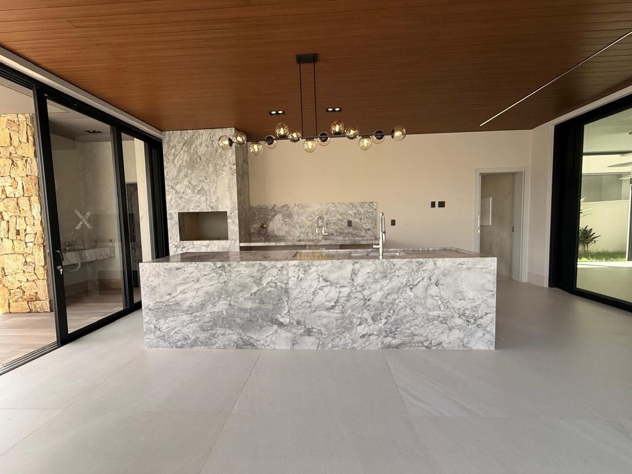 Casa de Alto Padrão à Venda no Condomínio Florais dos Lagos - Cuiabá | 5 Suítes, 462 m², Piscina Aquecida e Energia Solar — foto 7
